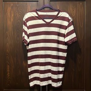 NWT American Eagle Mens V-Neck shortsleeve Maroon & Cream Striped t-shirt Size L